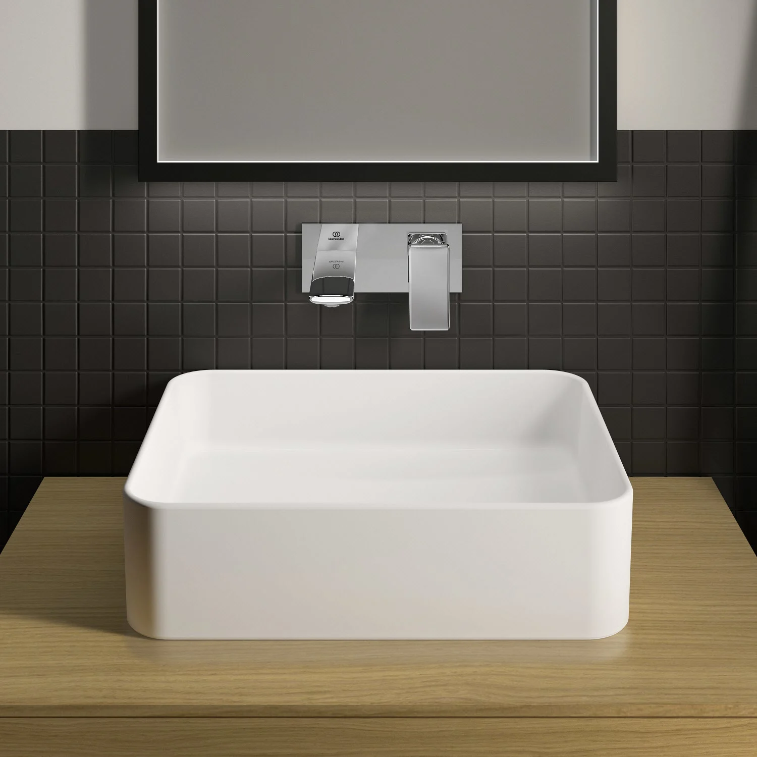 Kwadratowa umywalka na drewnianej powierzchni z baterią, Ideal Standard
