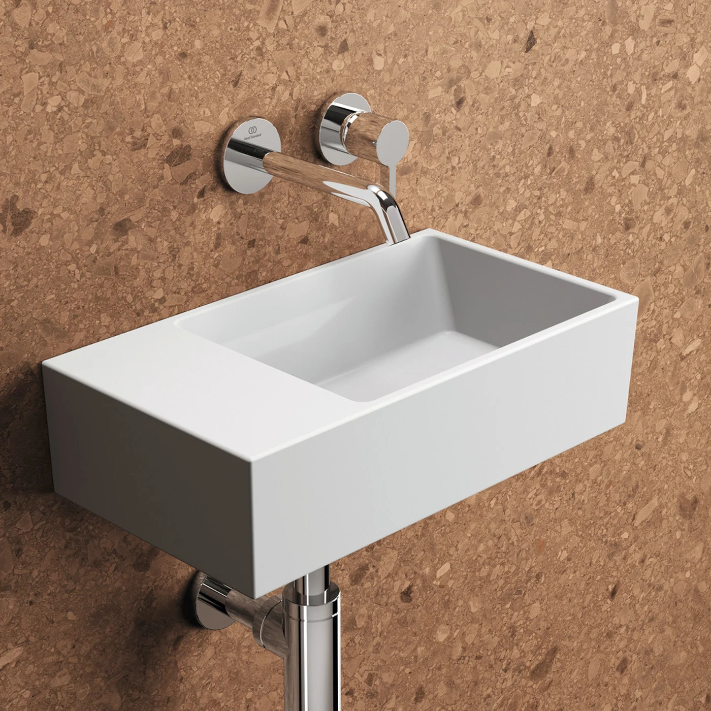 Biała umywalka z baterią ścienną na tle korkowej ściany, Ideal Standard