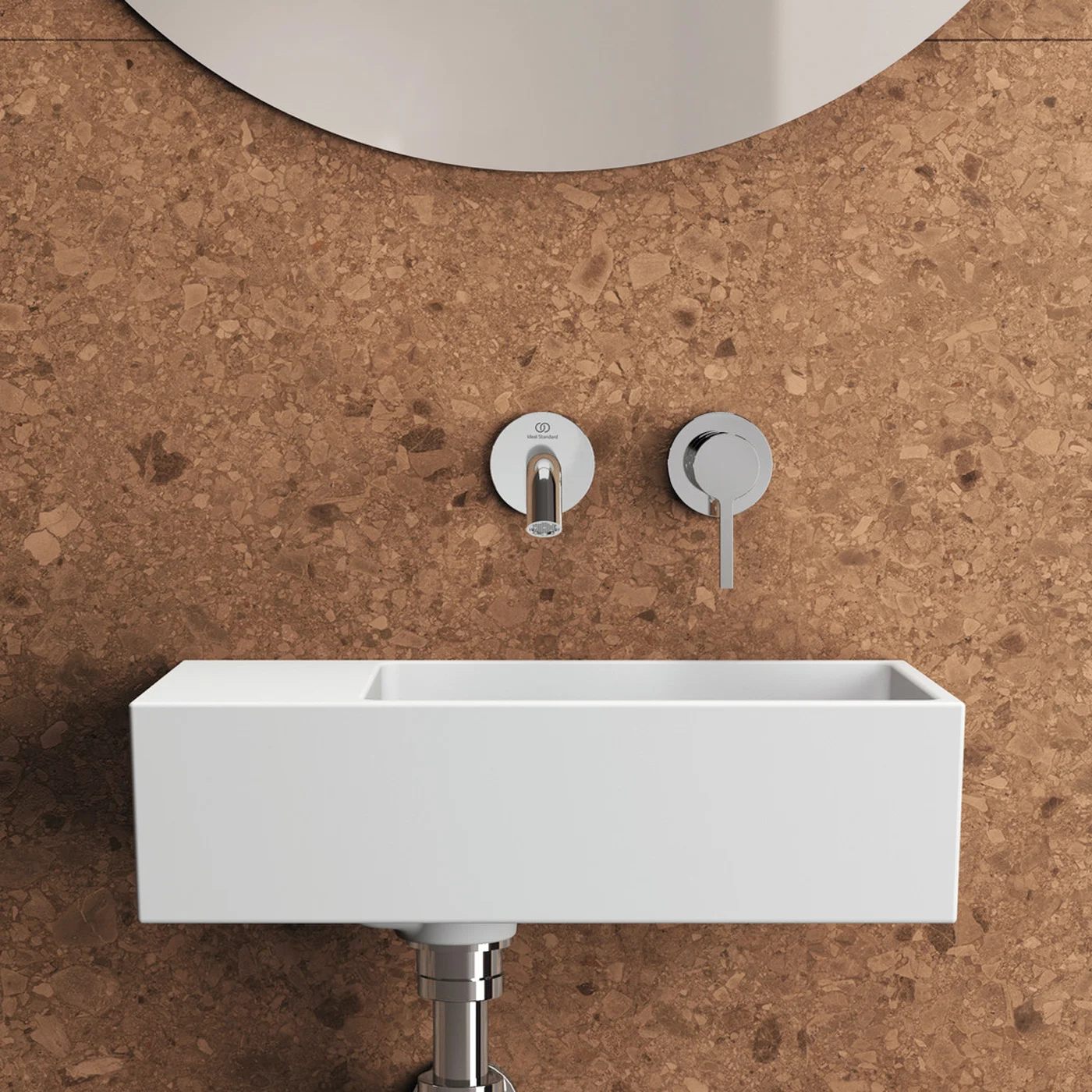 Biała umywalka z baterią ścienną na tle korkowej ściany, Ideal Standard