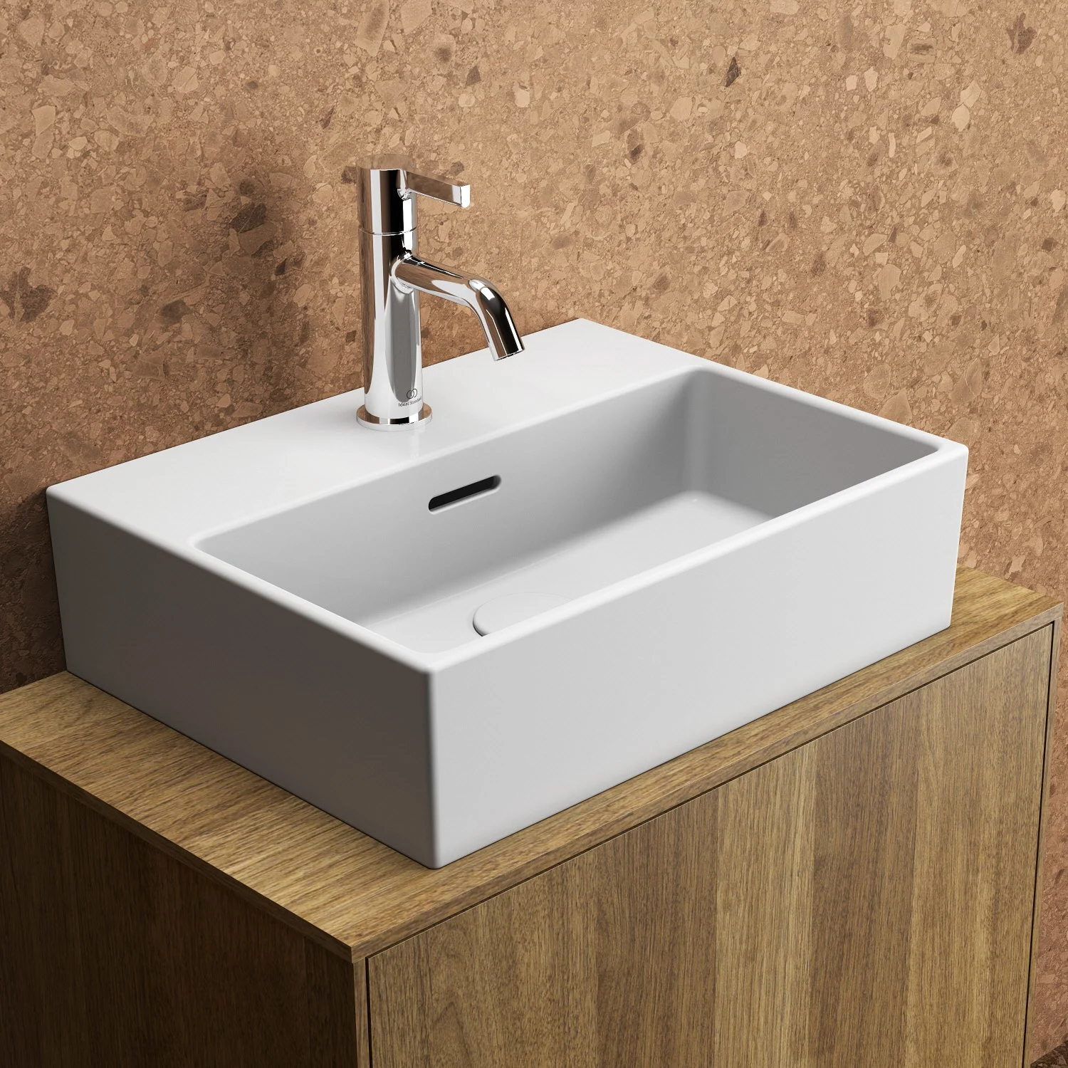 Mała umywalka z baterią na drewnianej szafce, Ideal Standard