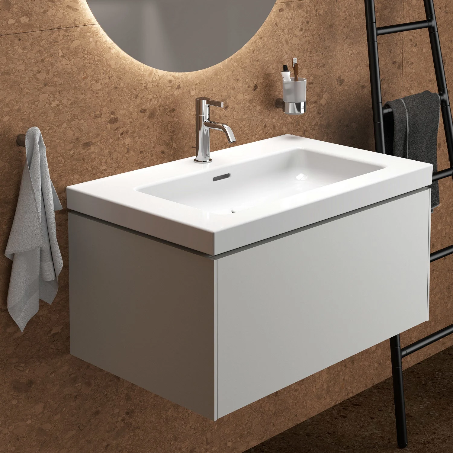 Biała umywalka z baterią w łazience, Ideal Standard