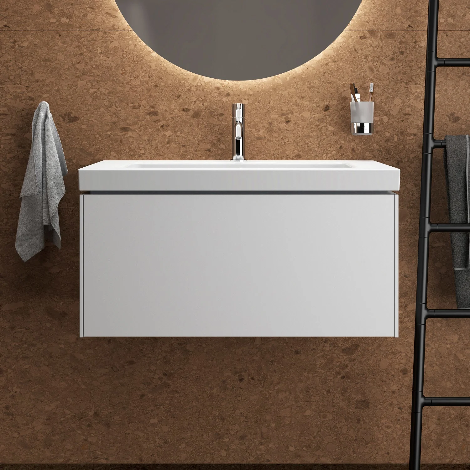 Biała umywalka z lustrem w łazience, Ideal Standard