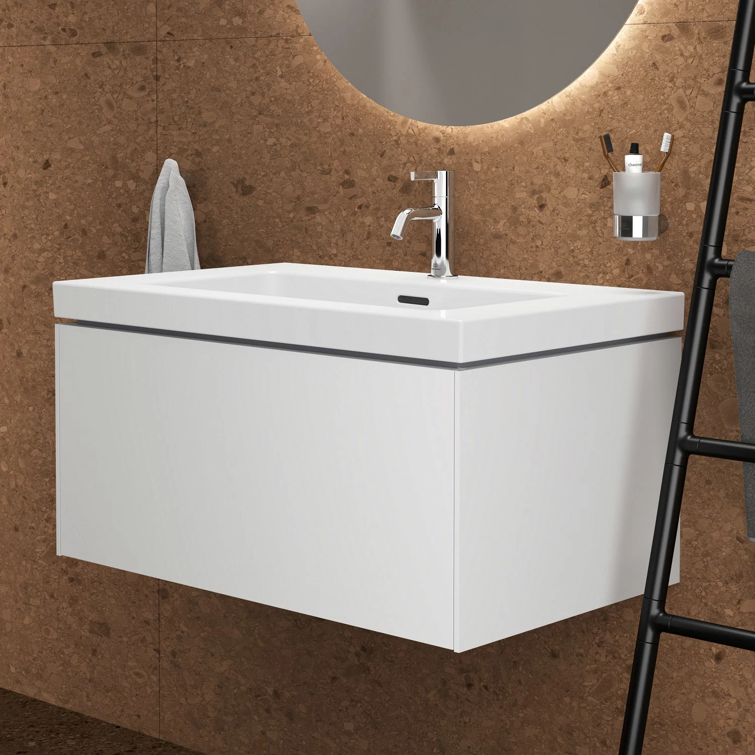 Biała umywalka z baterią w łazience, Ideal Standard