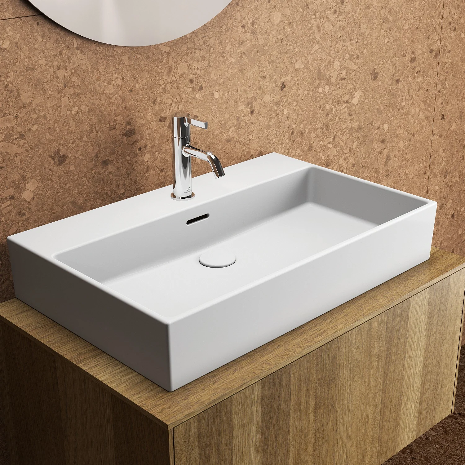 Biała umywalka z jednouchwytową baterią w łazience, Ideal Standard