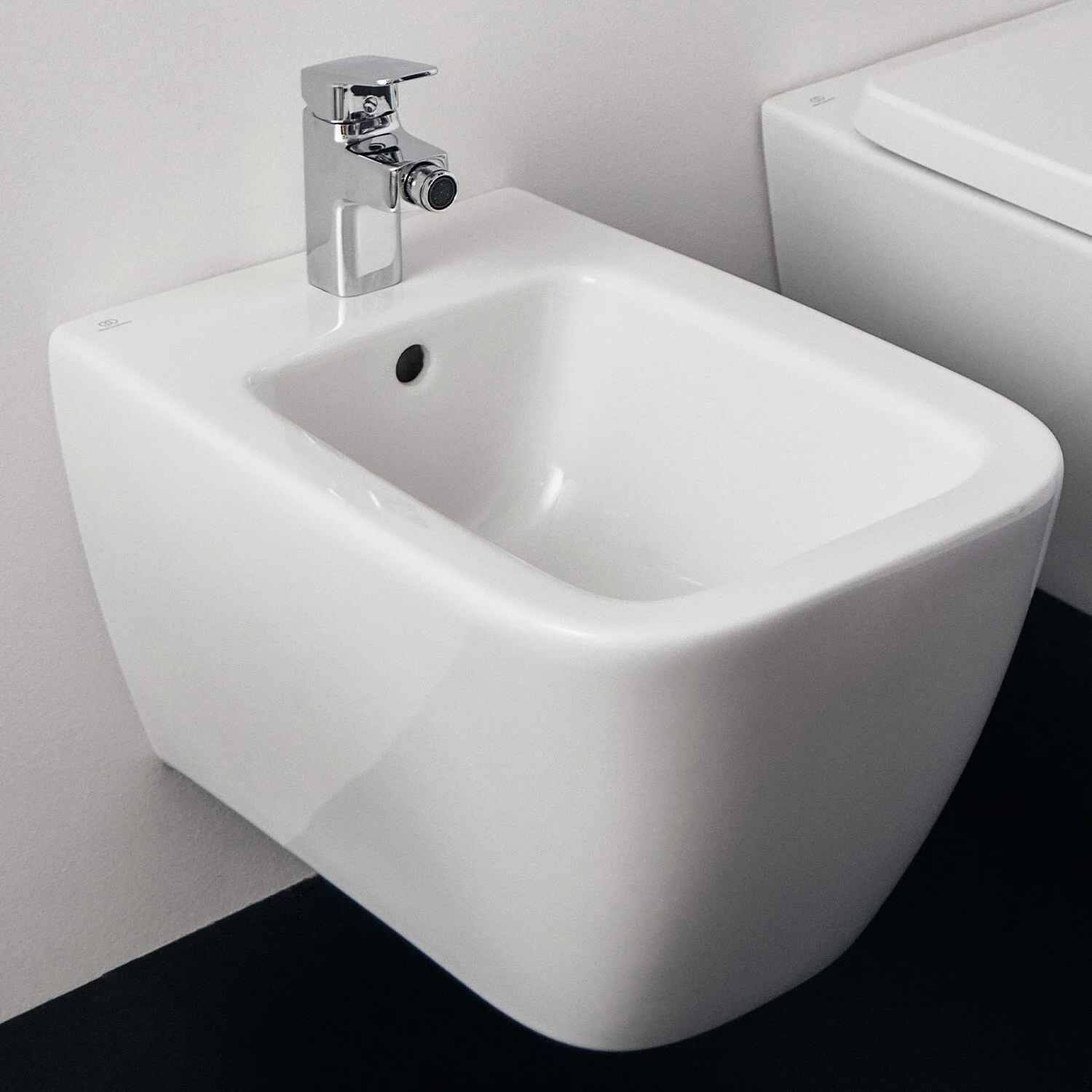 Bidet ścienny w ustawieniu łazienkowym, Ideal Standard