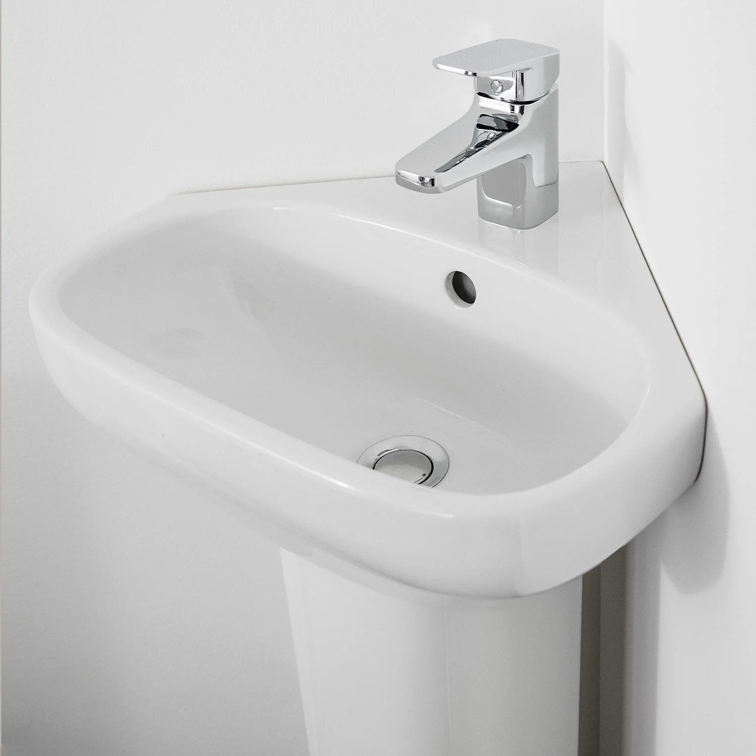 Narożna umywalka z kranem w rogu, Ideal Standard