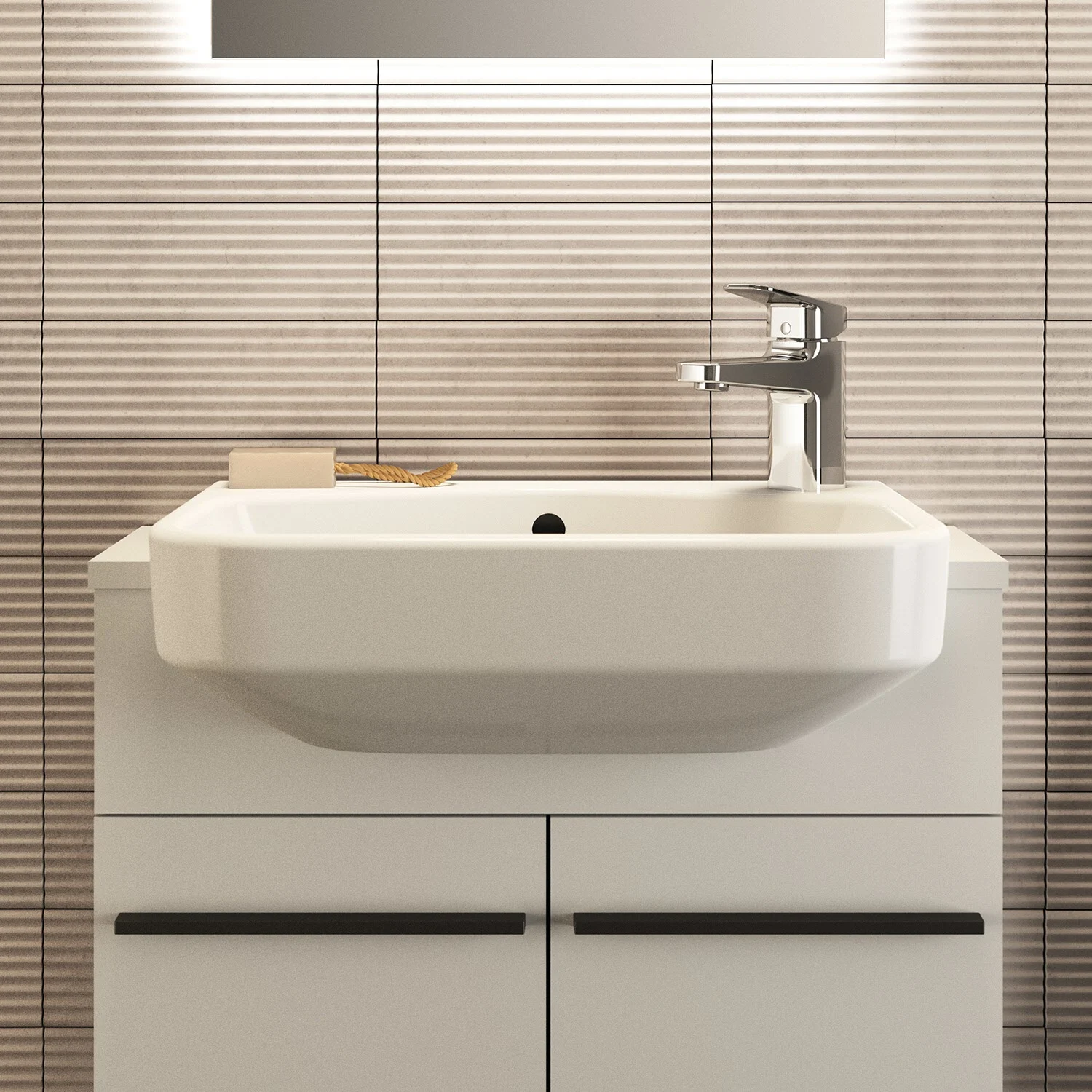 Biała umywalka z ręcznikiem w łazience, Ideal Standard