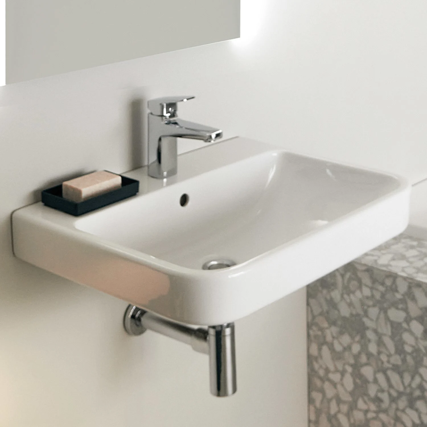 Biała umywalka z baterią, Ideal Standard
