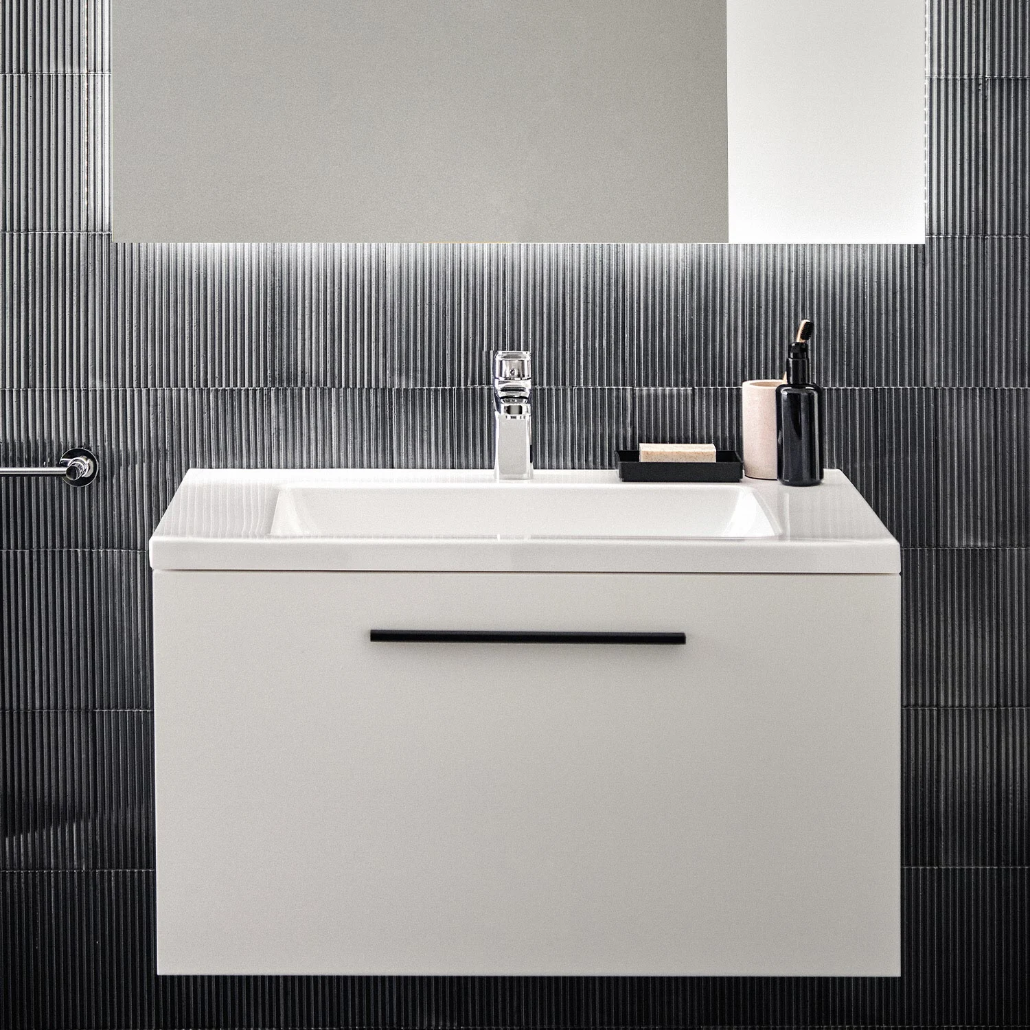 Biała umywalka z lustrem w łazience, Ideal Standard