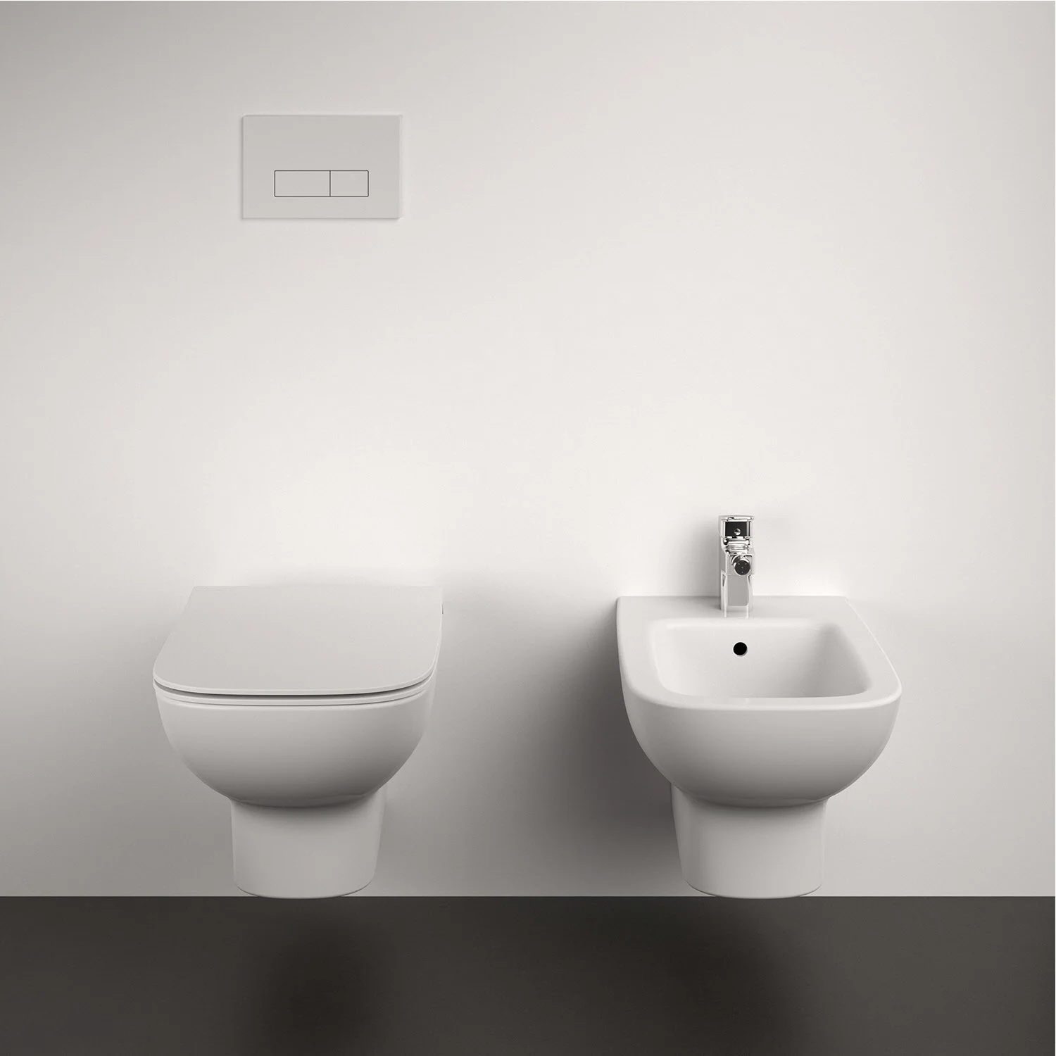 Toaleta i bidet na białej ścianie, Ideal Standard