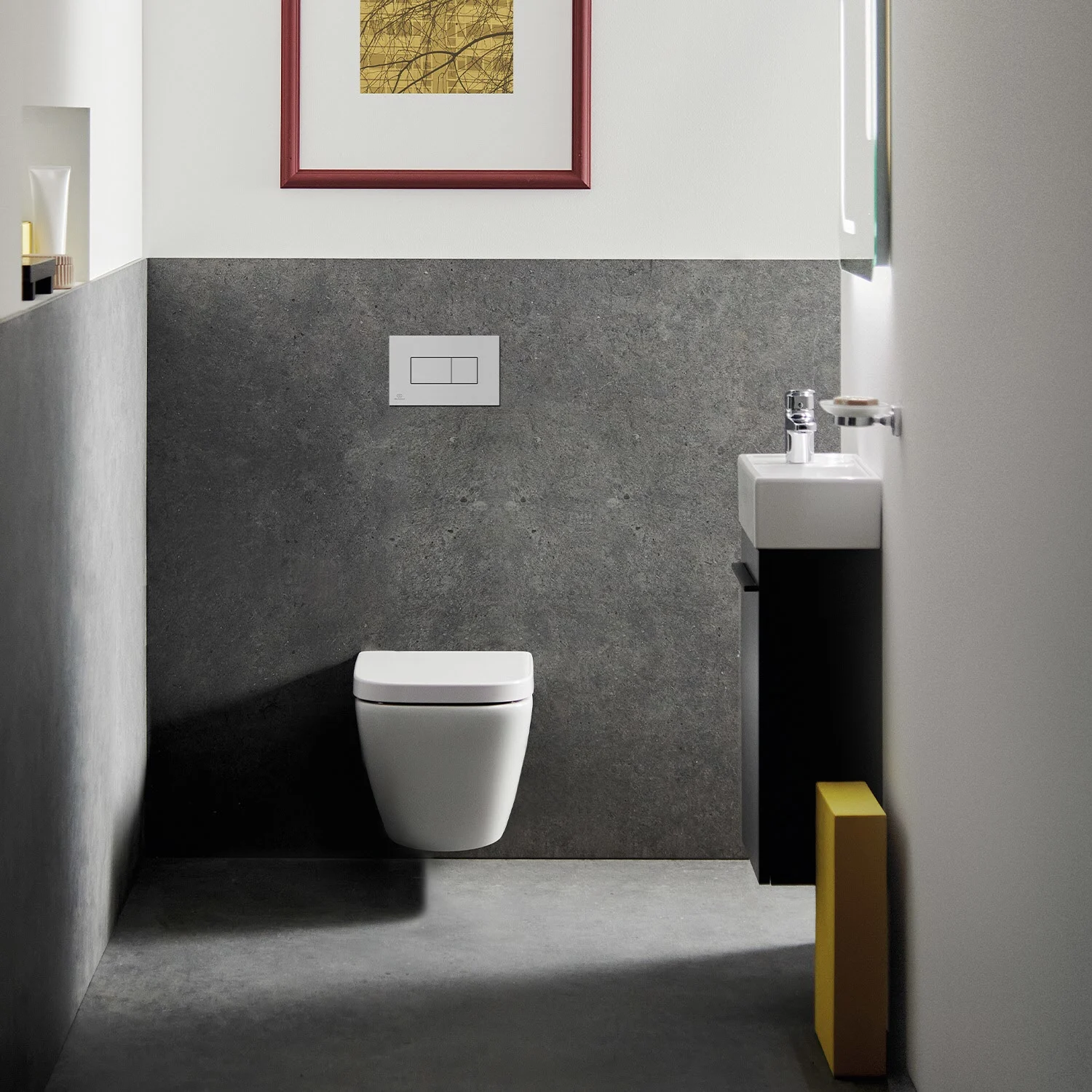 Łazienka z toaletą ścienną i umywalką, Ideal Standard