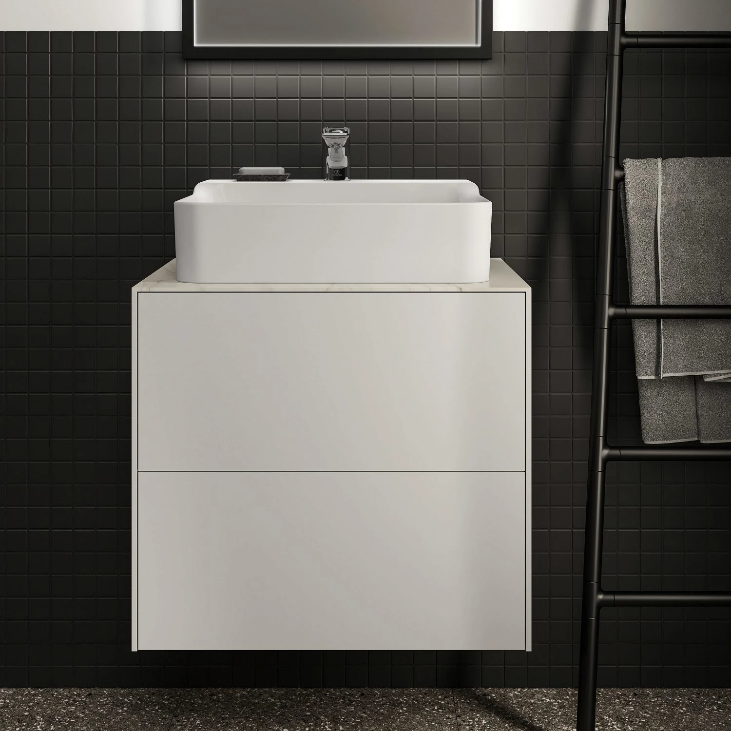Biała szafka z umywalką w łazience, Ideal Standard