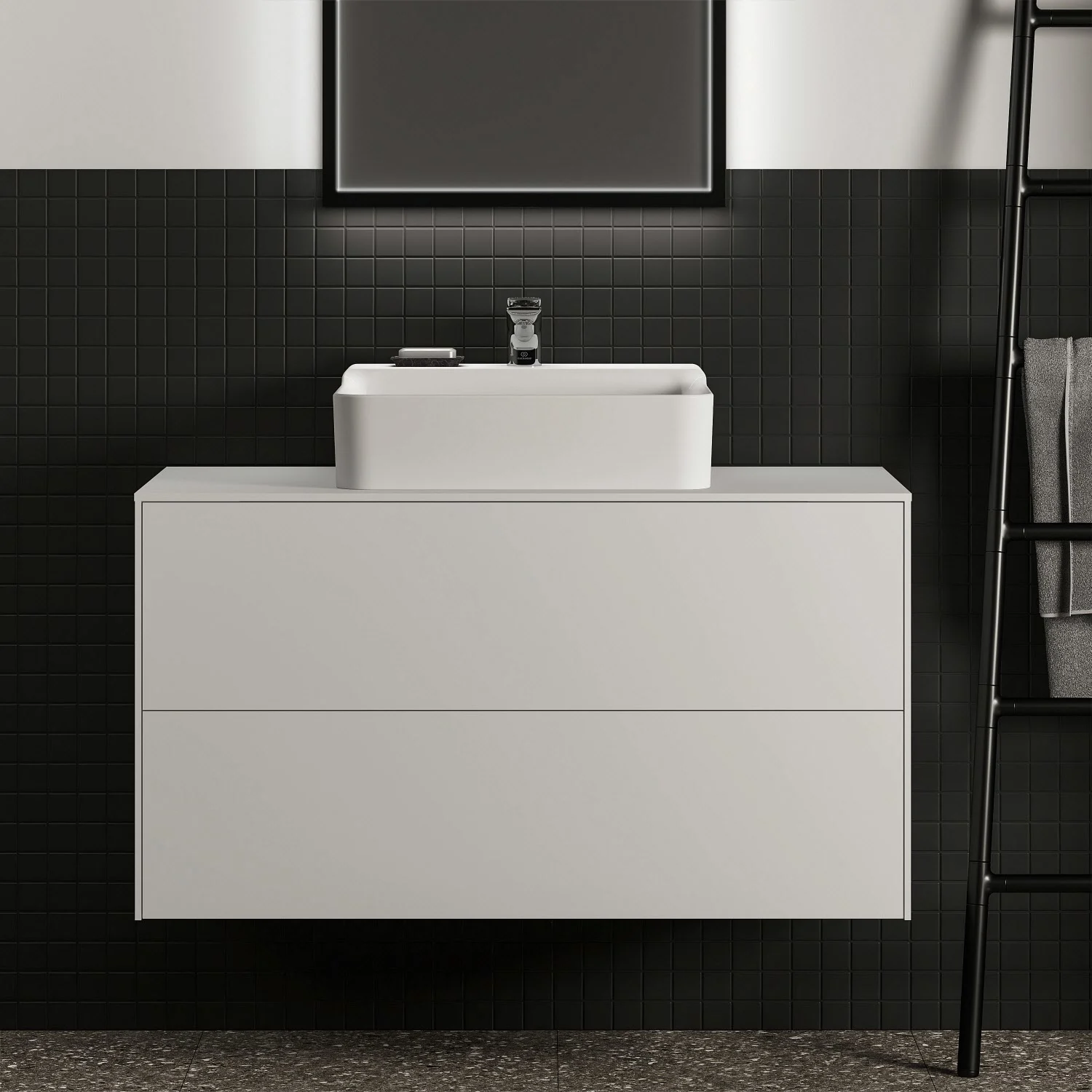 Umywalka z białą szafką w łazience, Ideal Standard