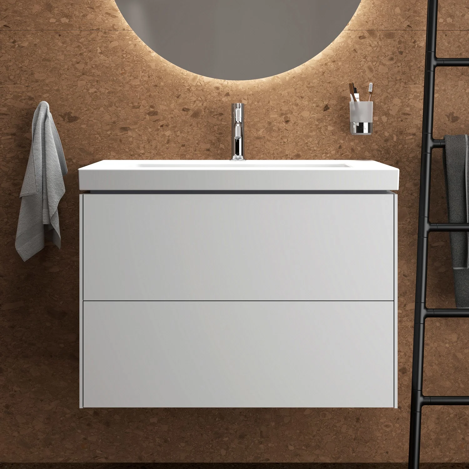 Duża biała umywalka z szafką w łazience, Ideal Standard