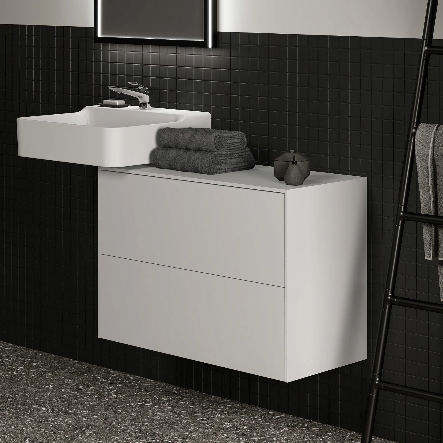 Łazienka z białą umywalką i lustrem, Ideal Standard