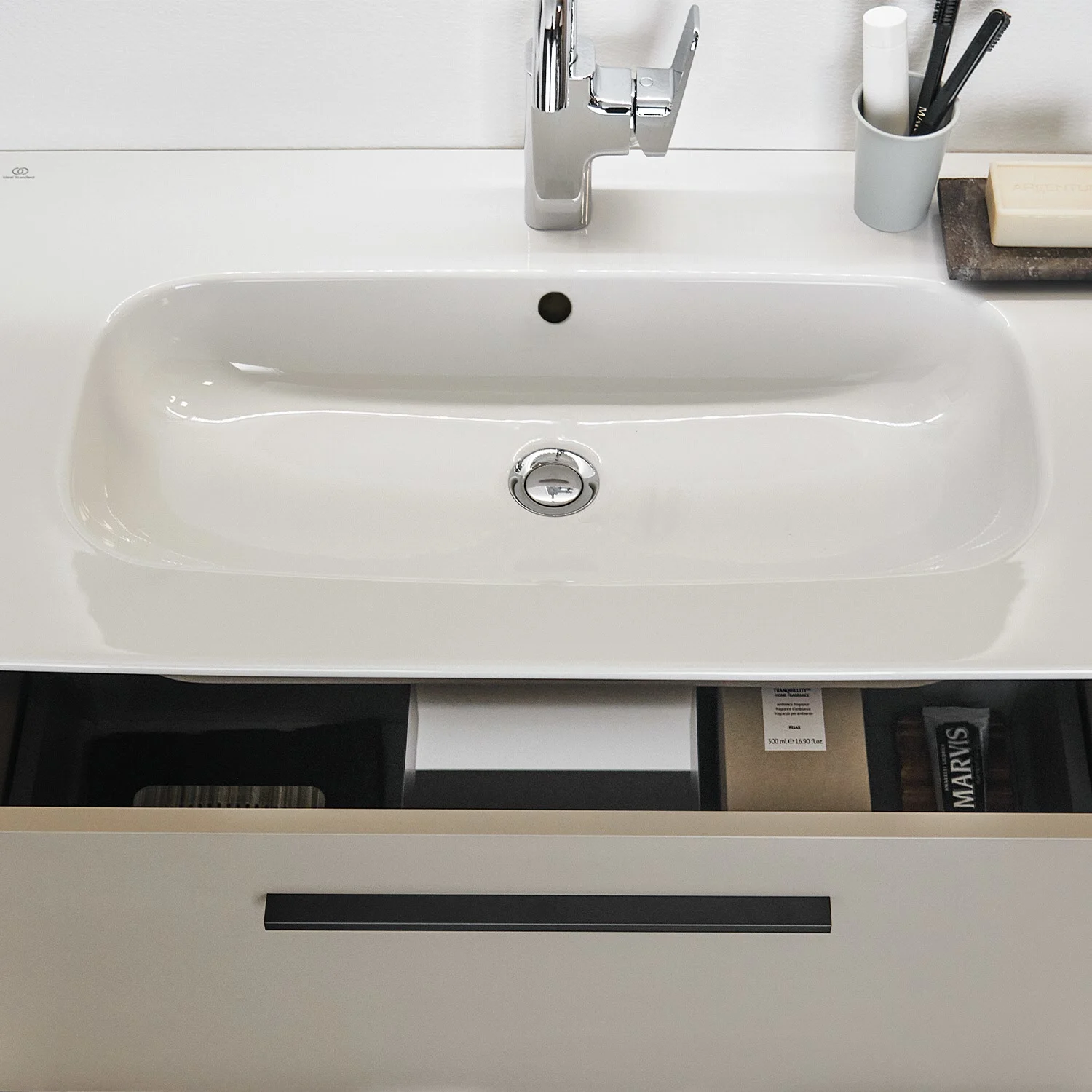 Biała umywalka z otwartą szufladą w łazience, Ideal Standard