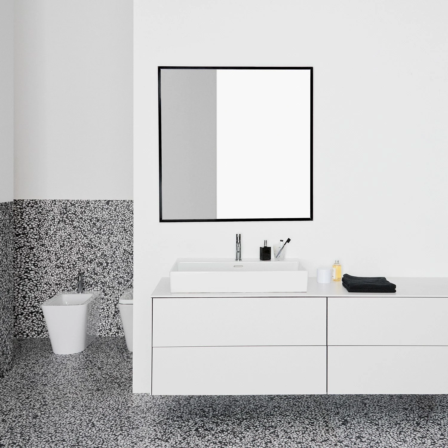 Ideal Standard Badspiegel Conca quadratisch 100 cm mit Beleuchtung und schwarzem Rahmen Bild 9