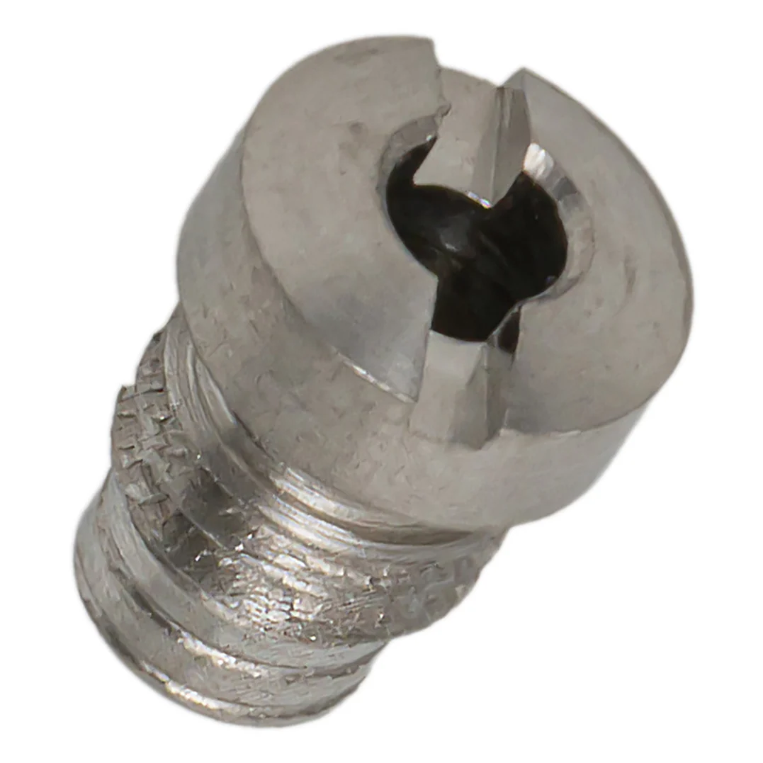 Metalowa śruba z nacięciem w zbliżeniu, Ideal Standard
