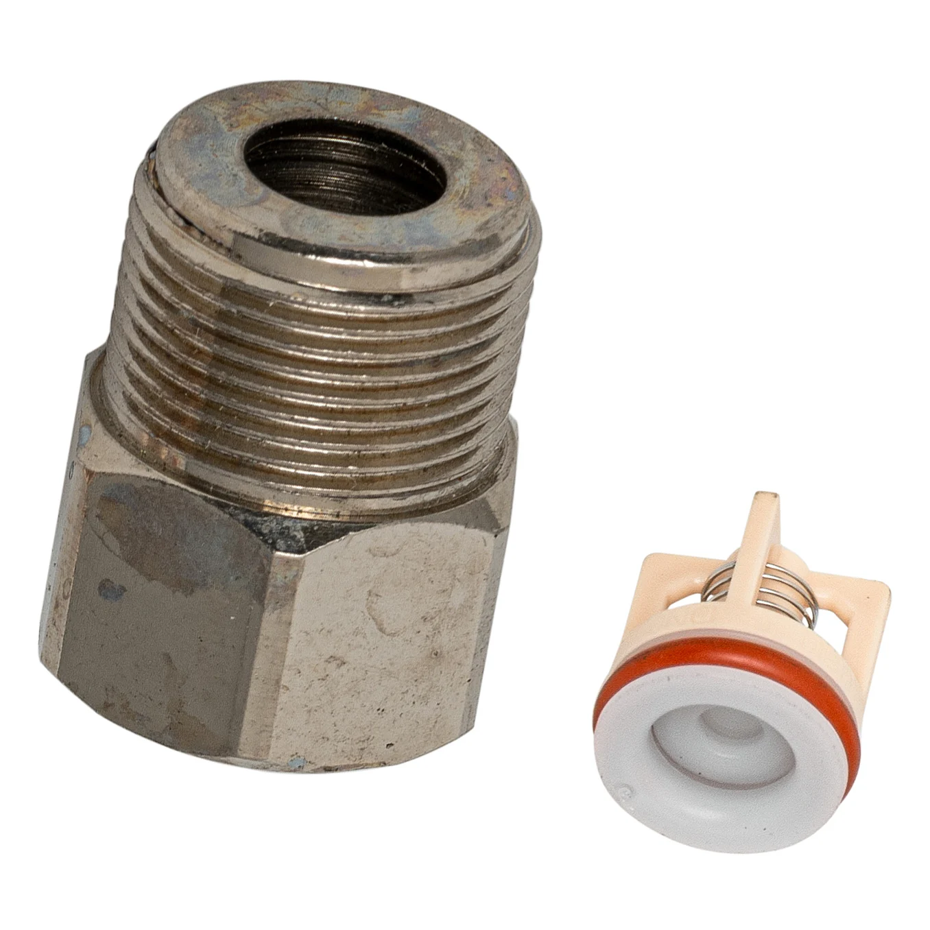 Metalowy adapter z plastikowym zaworem w zbliżeniu, Ideal Standard