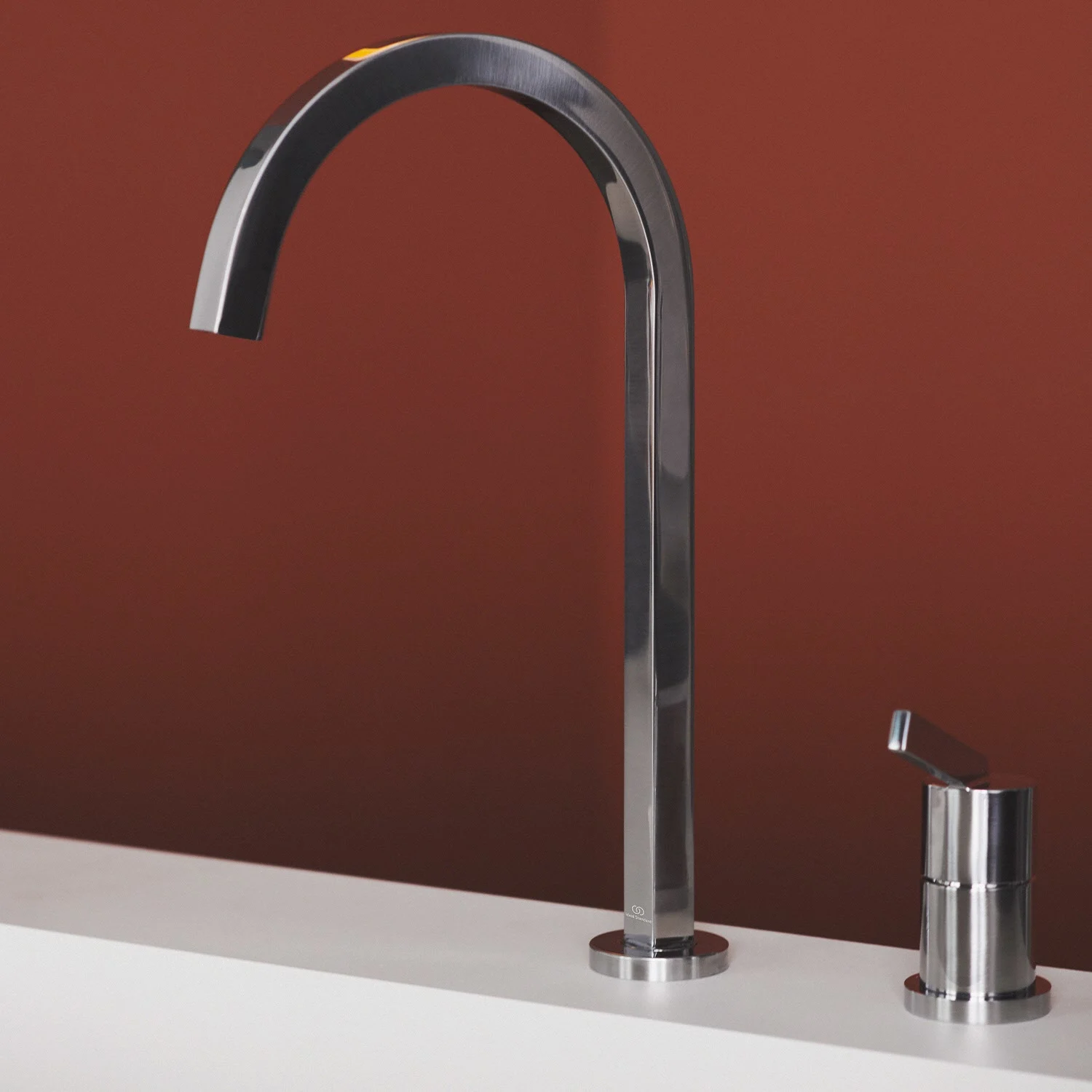 Nowoczesna bateria kuchenna na czerwonym tle, Ideal Standard