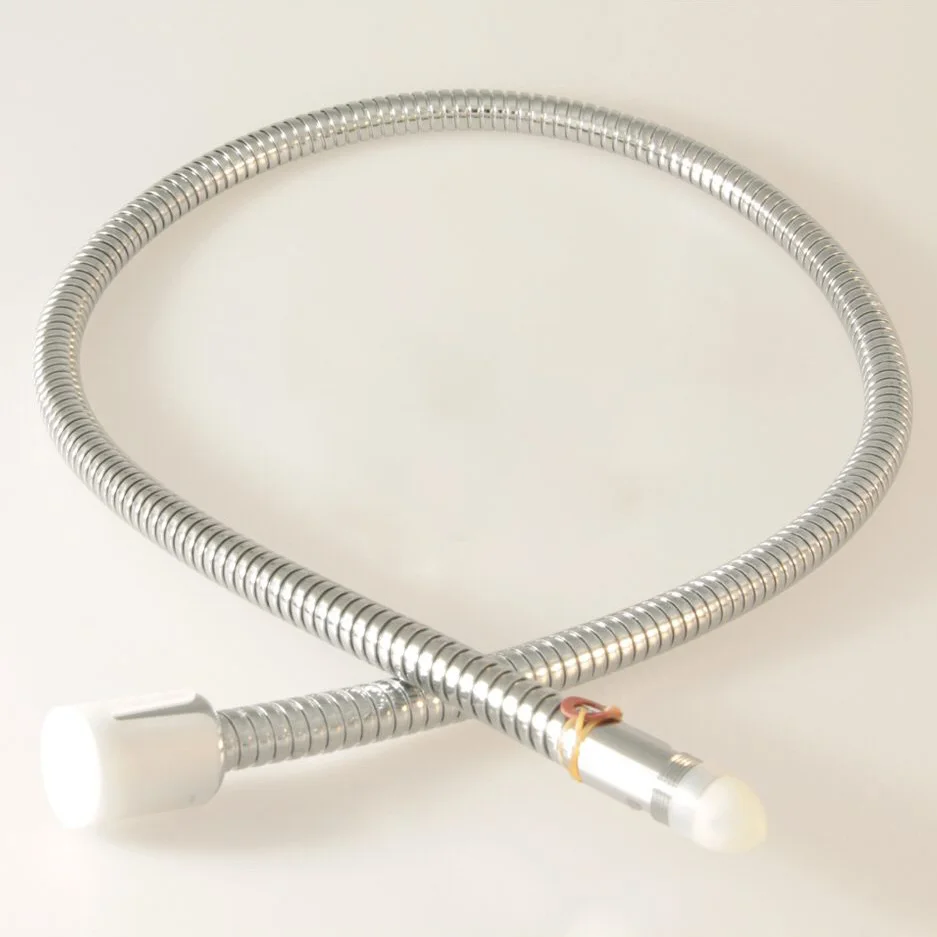 Metalowy wąż na białym tle widok z boku, Ideal Standard