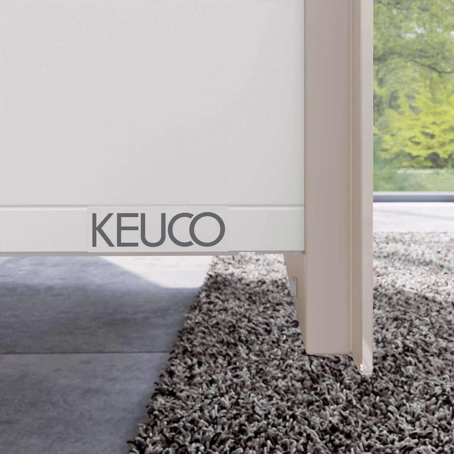 Zbliżenie białej szafki pod umywalkę z logo Keuco, Keuco