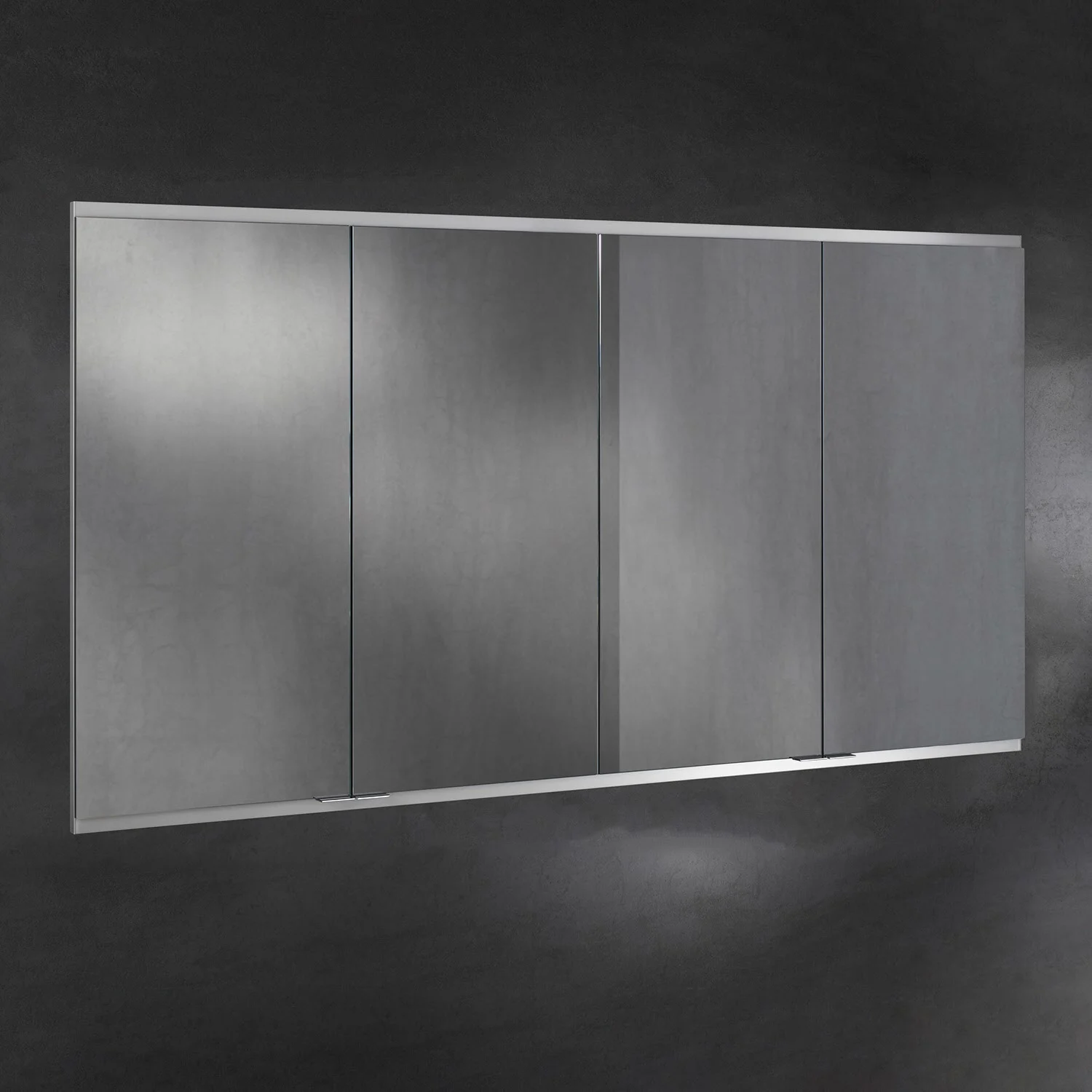 Szafka z lustrem z czterema drzwiami na ciemnym tle, Keuco