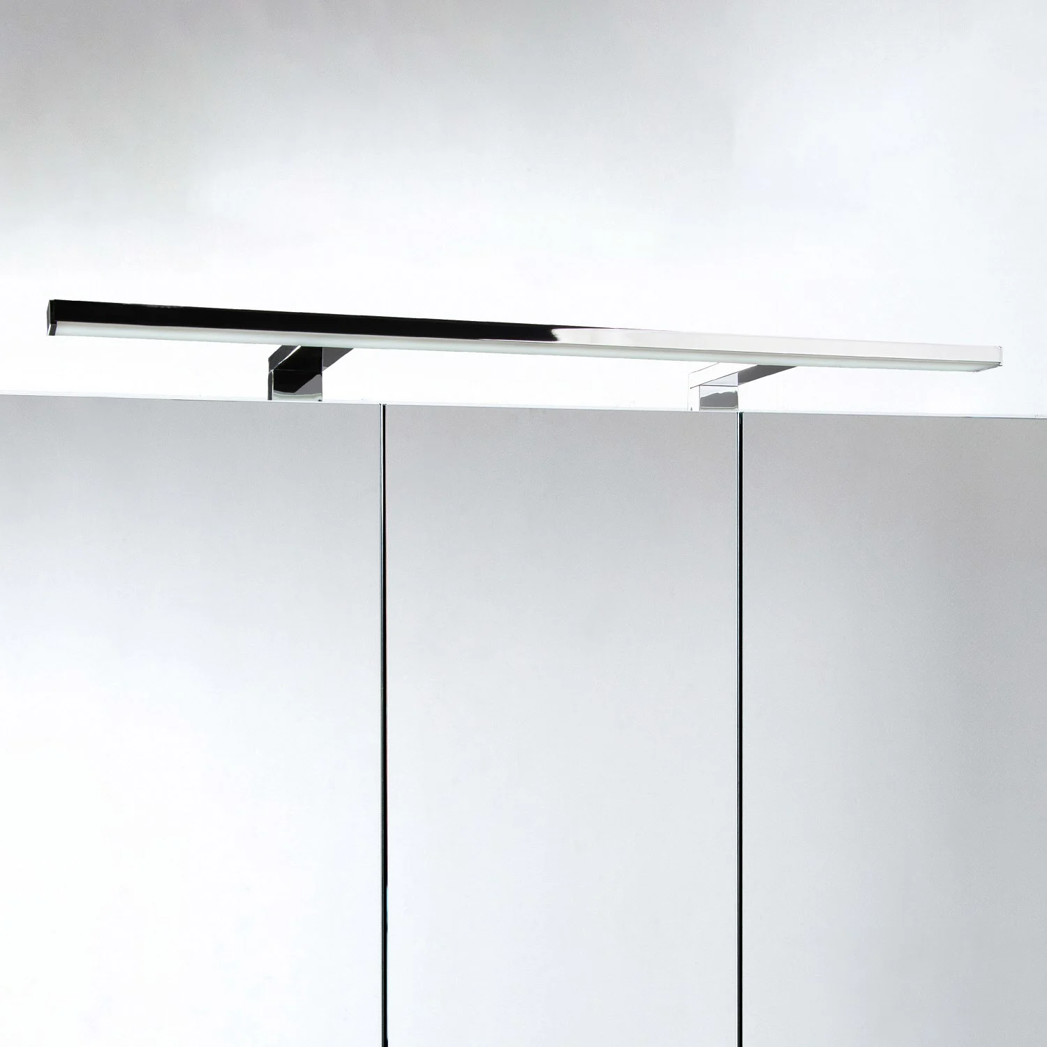 Kronenbach Plana 2.0 Spiegelschrank 120 cm mit 3 Türen und LED-Aufsatzleuchte Bild 3