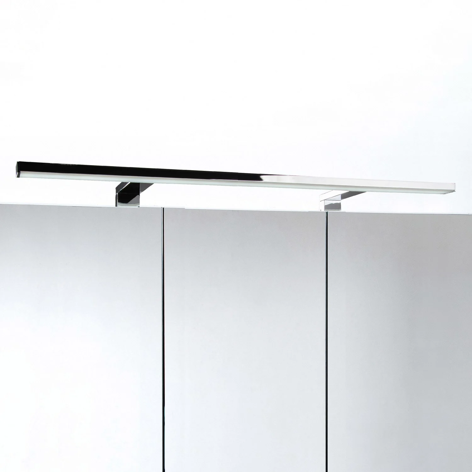 Kronenbach Plana 2.0 Spiegelschrank 90 cm mit 3 Türen und LED-Aufsatzleuchte Bild 3