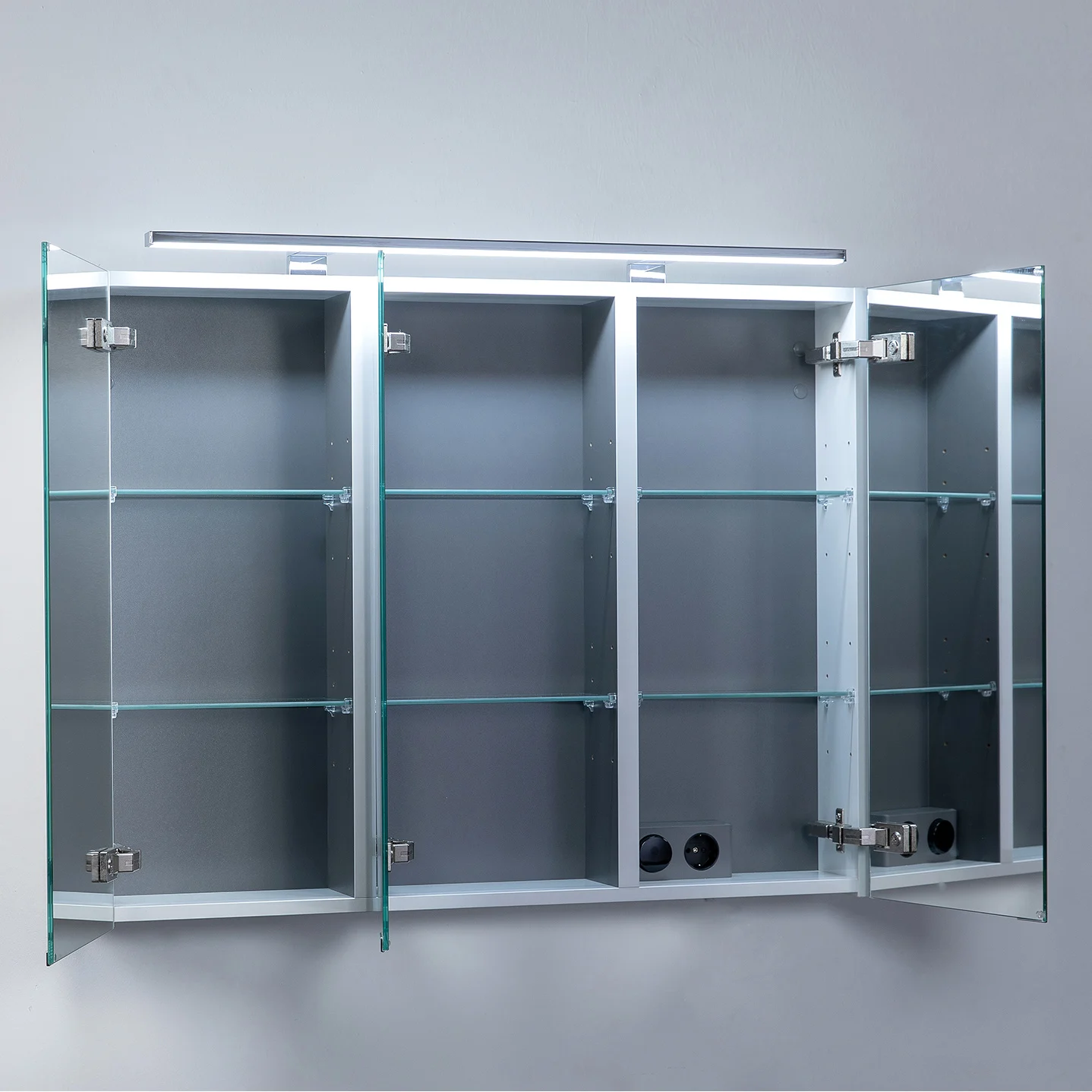 Kronenbach Plana 2.0 Spiegelschrank 120 cm mit 3 Türen und LED-Aufsatzleuchte Bild 2