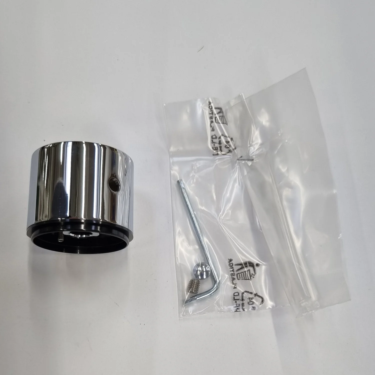 Chromowany cylinder i akcesoria na białym tle, Kronenbach