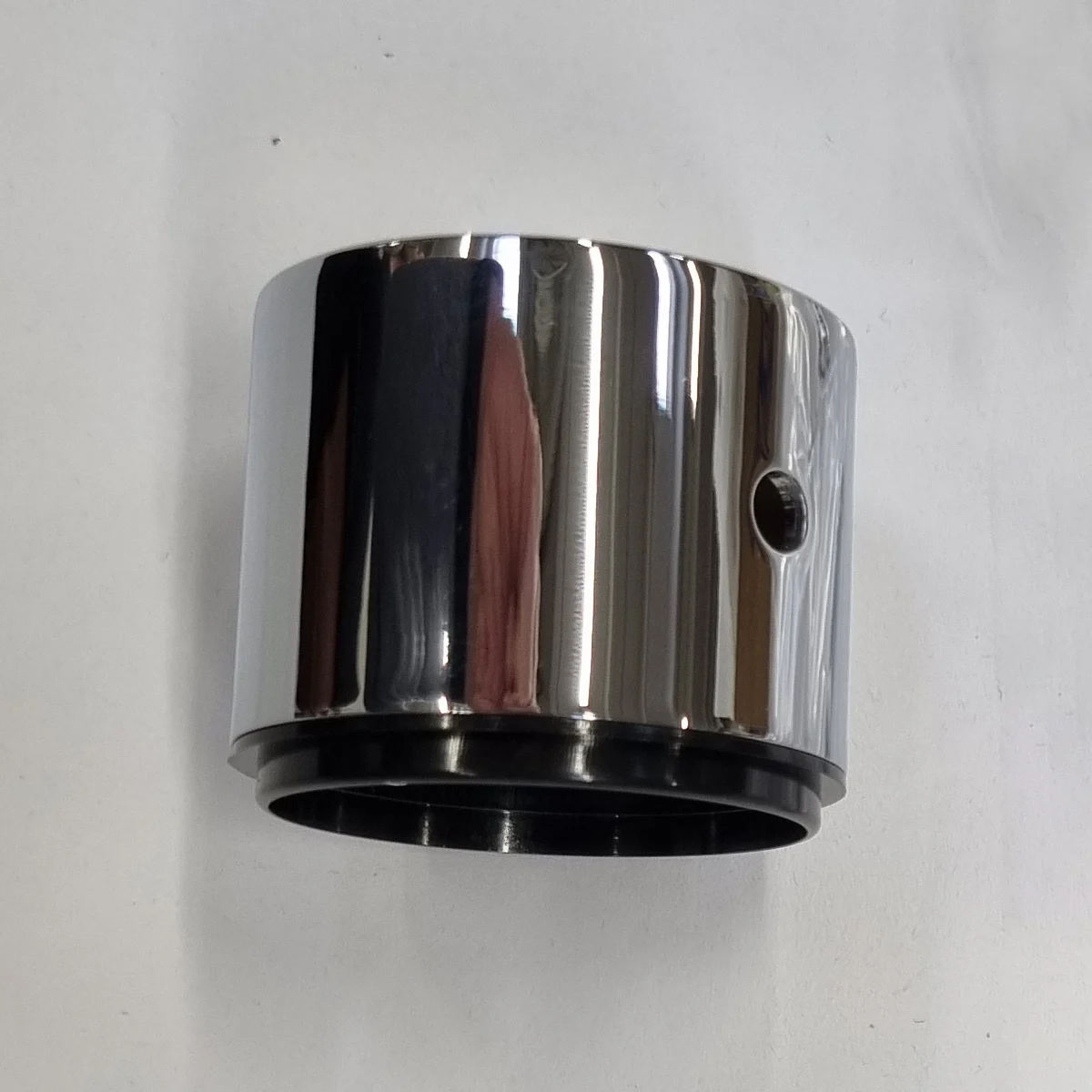 Chromowany cylinder z otworem na białym tle, Kronenbach