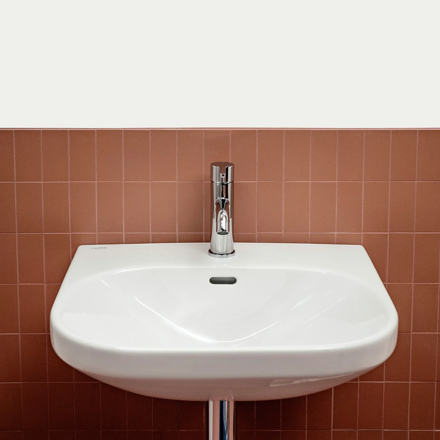 Zbliżenie umywalki z baterią, Laufen