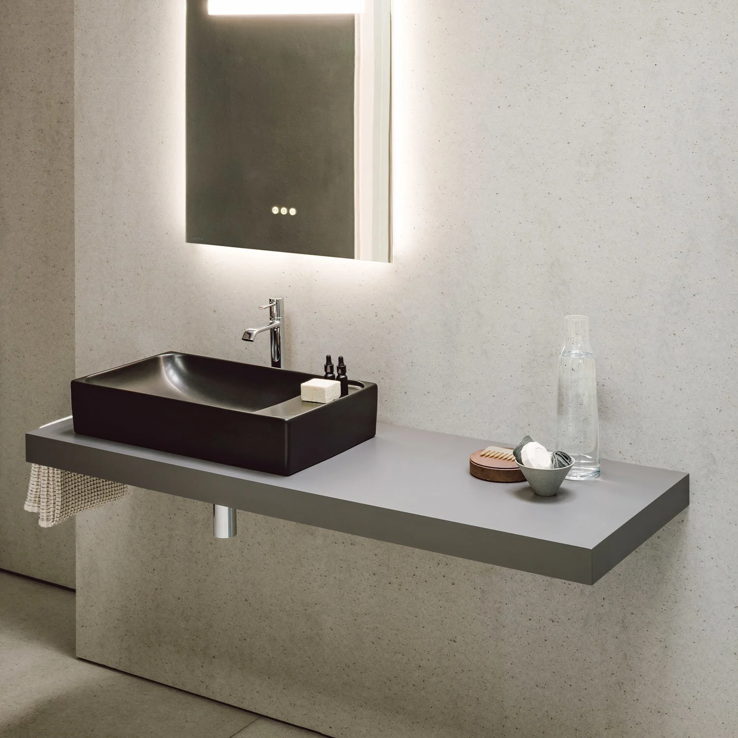 Czarna umywalka nablatowa na szarej konsoli, Laufen