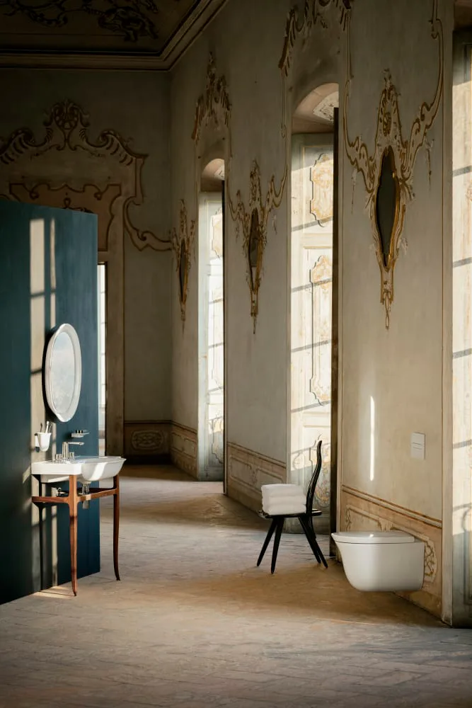Elegancka łazienka z umywalką i krzesłem, Laufen