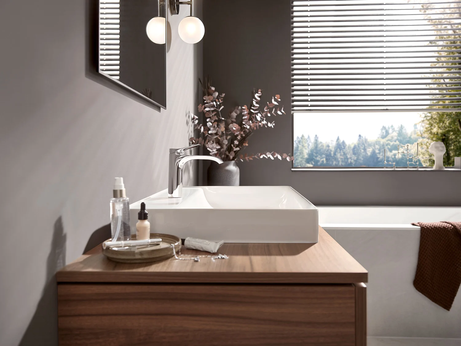 Łazienka z umywalką i kranem, hansgrohe