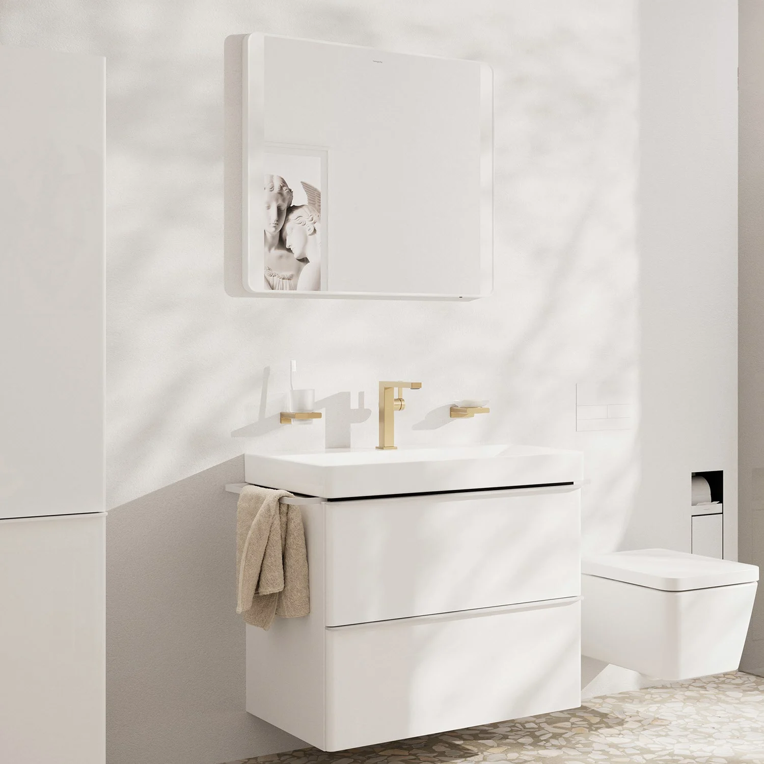 Jasna łazienka z lustrem i umywalką, hansgrohe