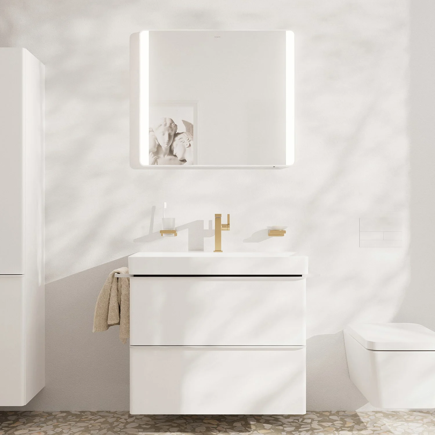 Biała umywalka z lustrem w łazience, hansgrohe