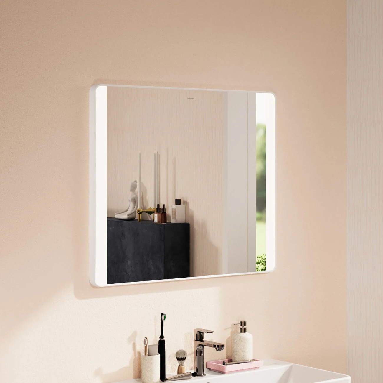 Lustro w łazience z umywalką i dekoracją, hansgrohe