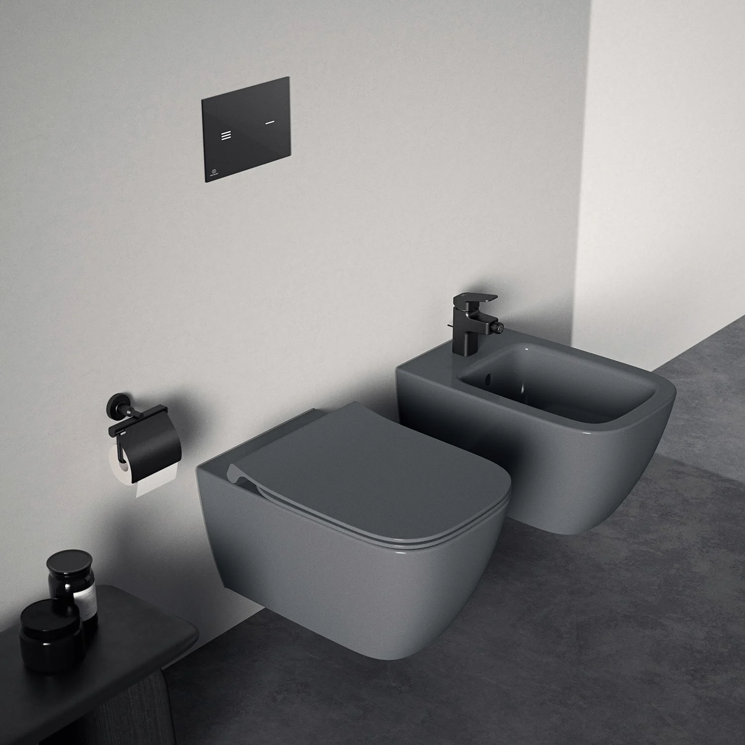 Szara toaleta i bidet obok siebie, Ideal Standard