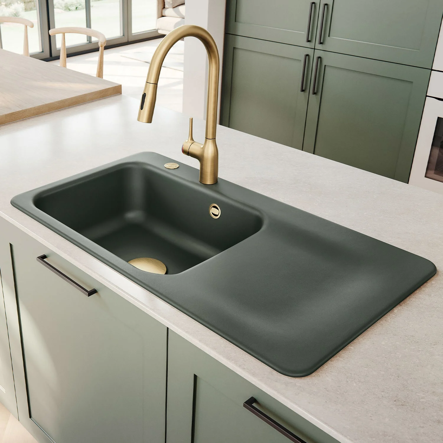 Ceramiczny zlew ze złotą baterią w kuchni, Systemceram