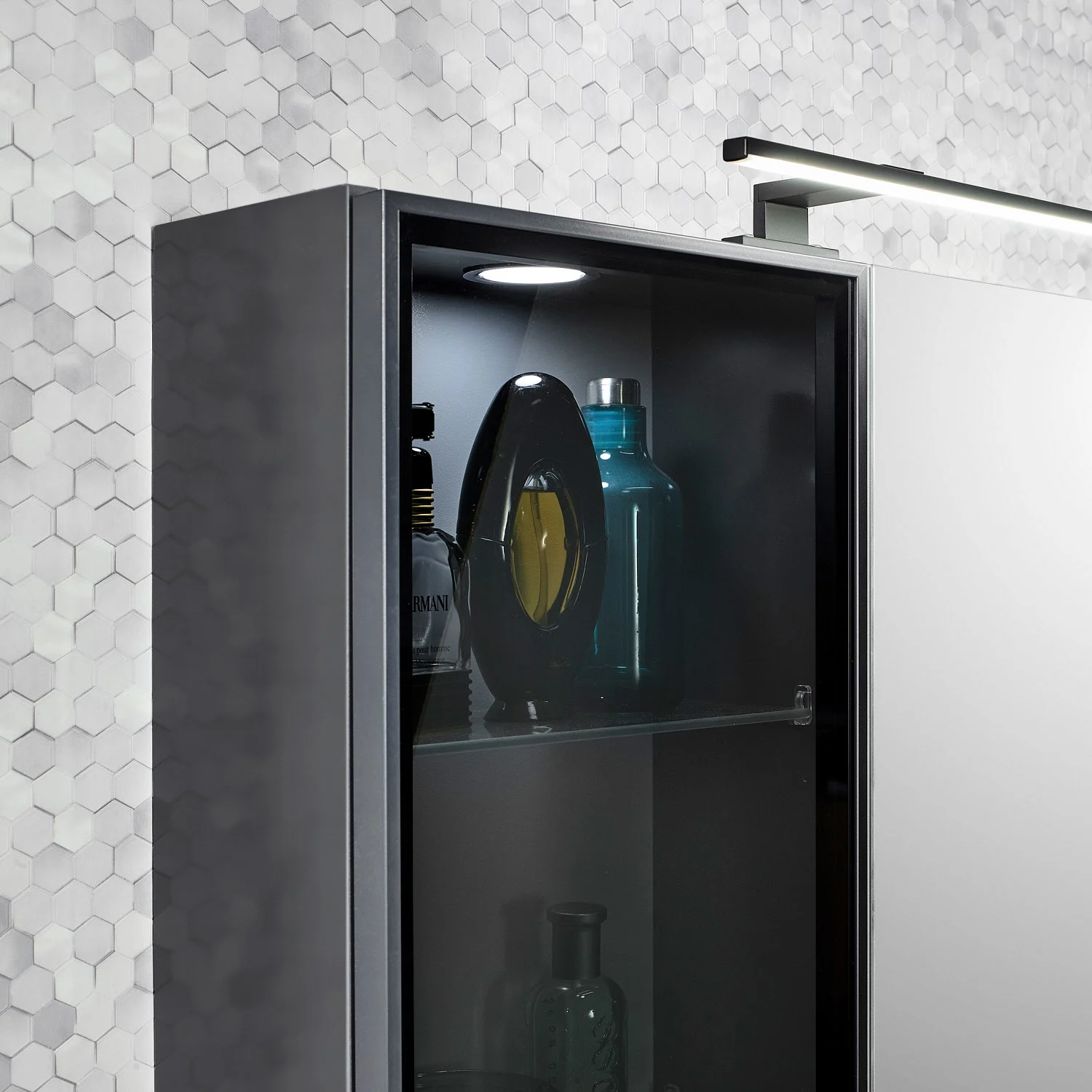 Pelipal Balto Spiegelschrank 90 x 17 x 70,3 cm mit Vitrine rechts Bild 2