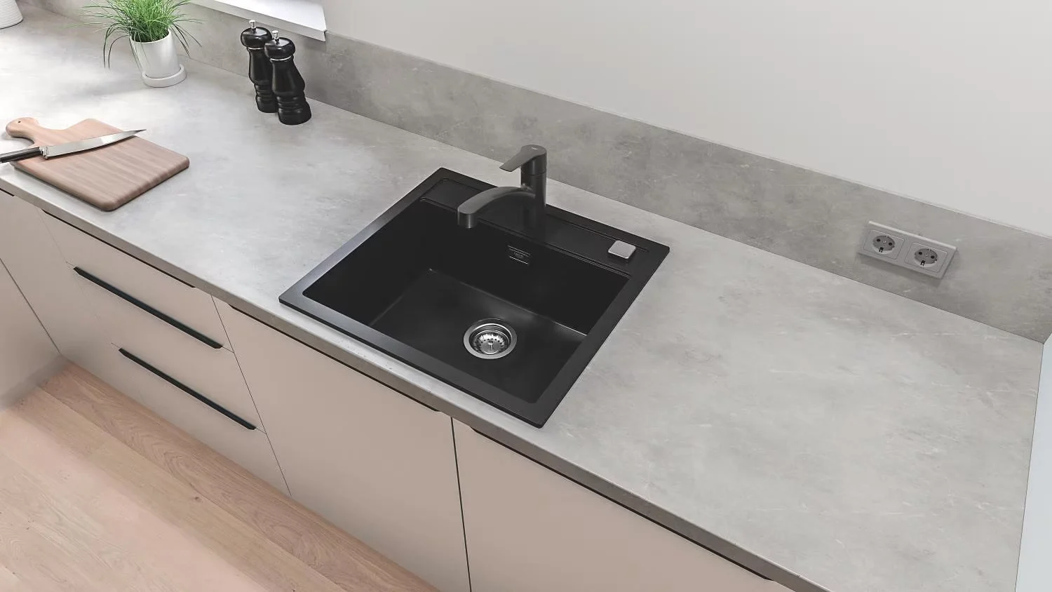 Czarny zlew w nowoczesnym blacie kuchennym, GROHE