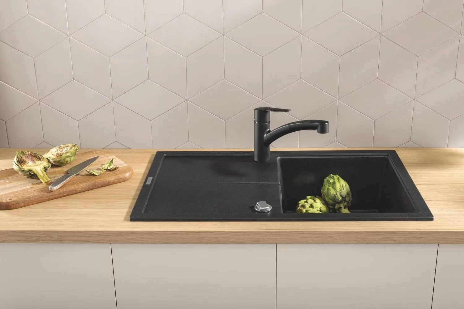 Czarny zlew z karczochami w nowoczesnej kuchni, GROHE