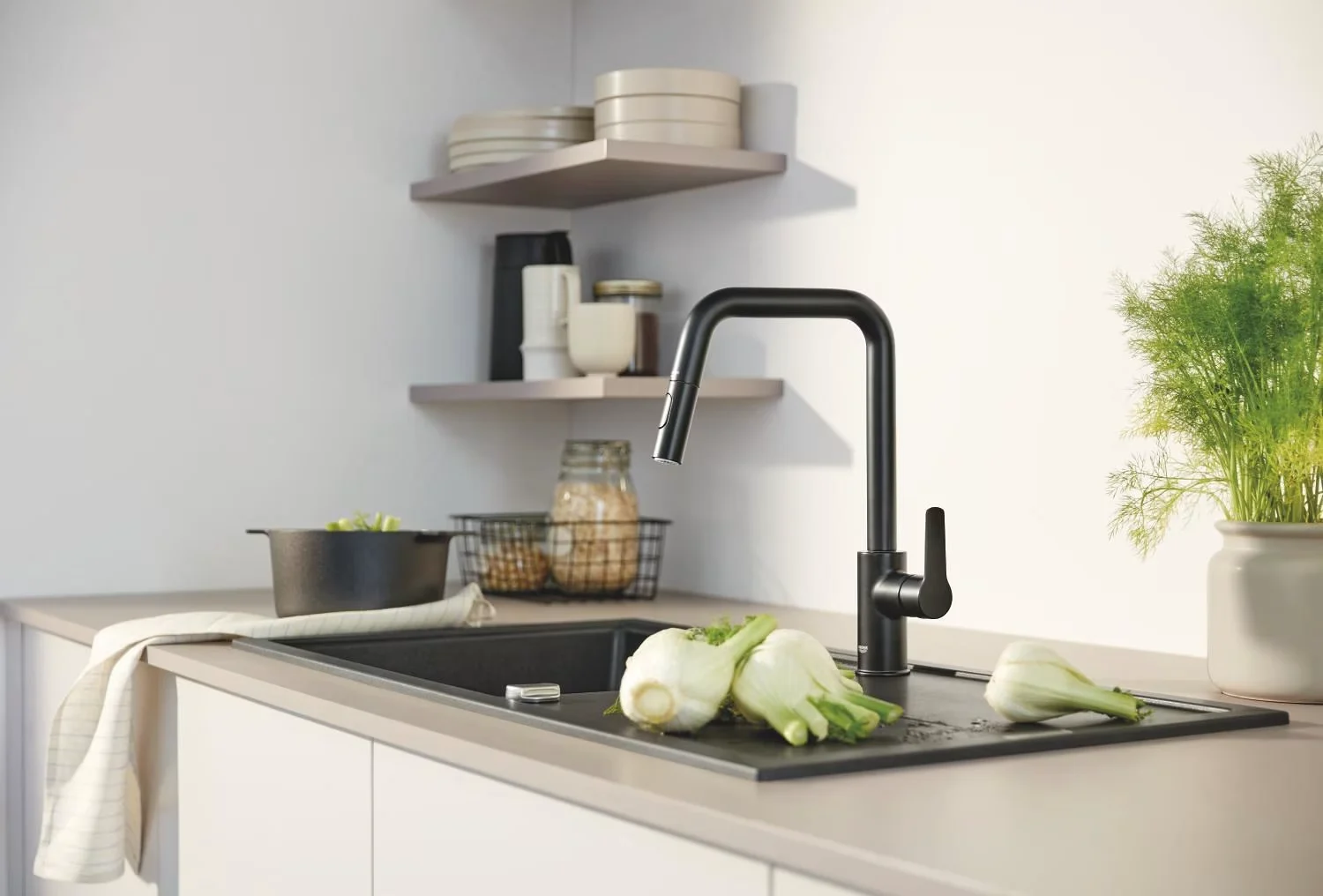 Scena kuchenna z czarną baterią i warzywami, Grohe