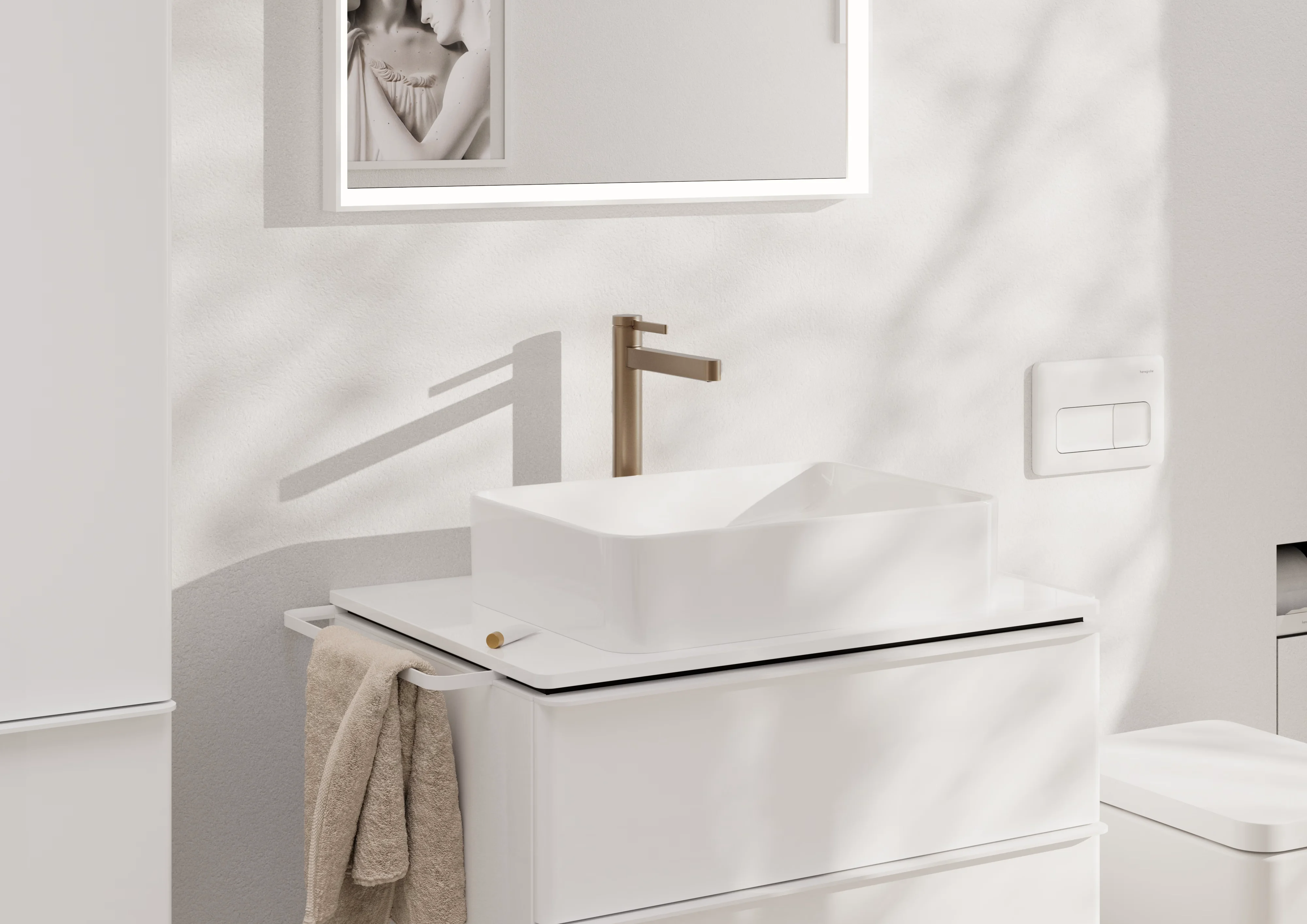 Złota bateria na białej umywalce, hansgrohe