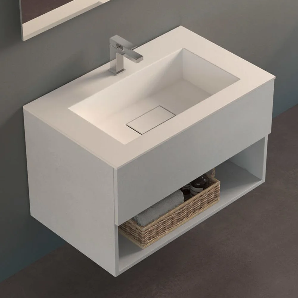 Umywalka w łazience z szarą ścianą, Progettobagno