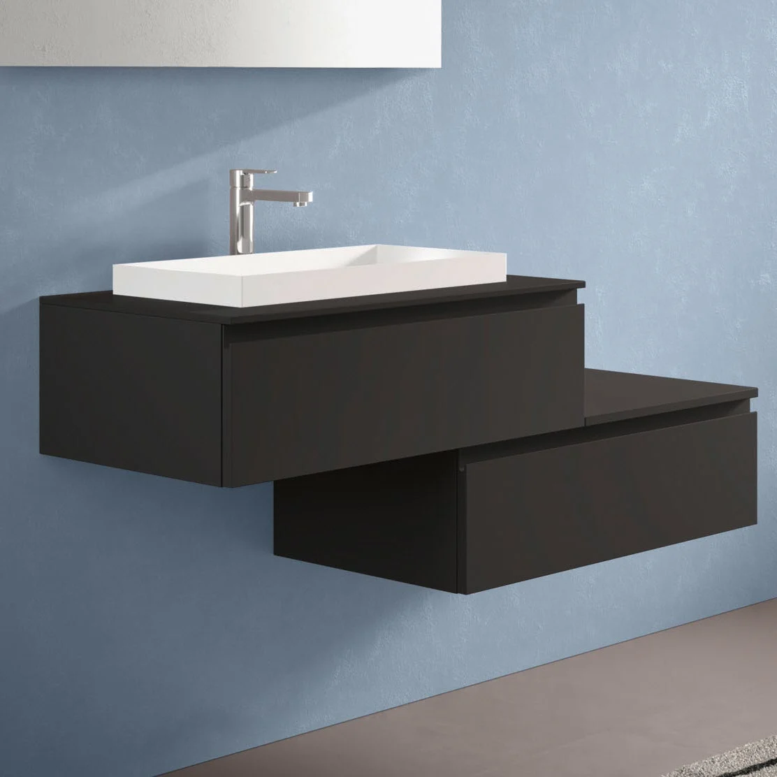 Czarna umywalka z szufladami na niebieskiej ścianie, Progettobagno
