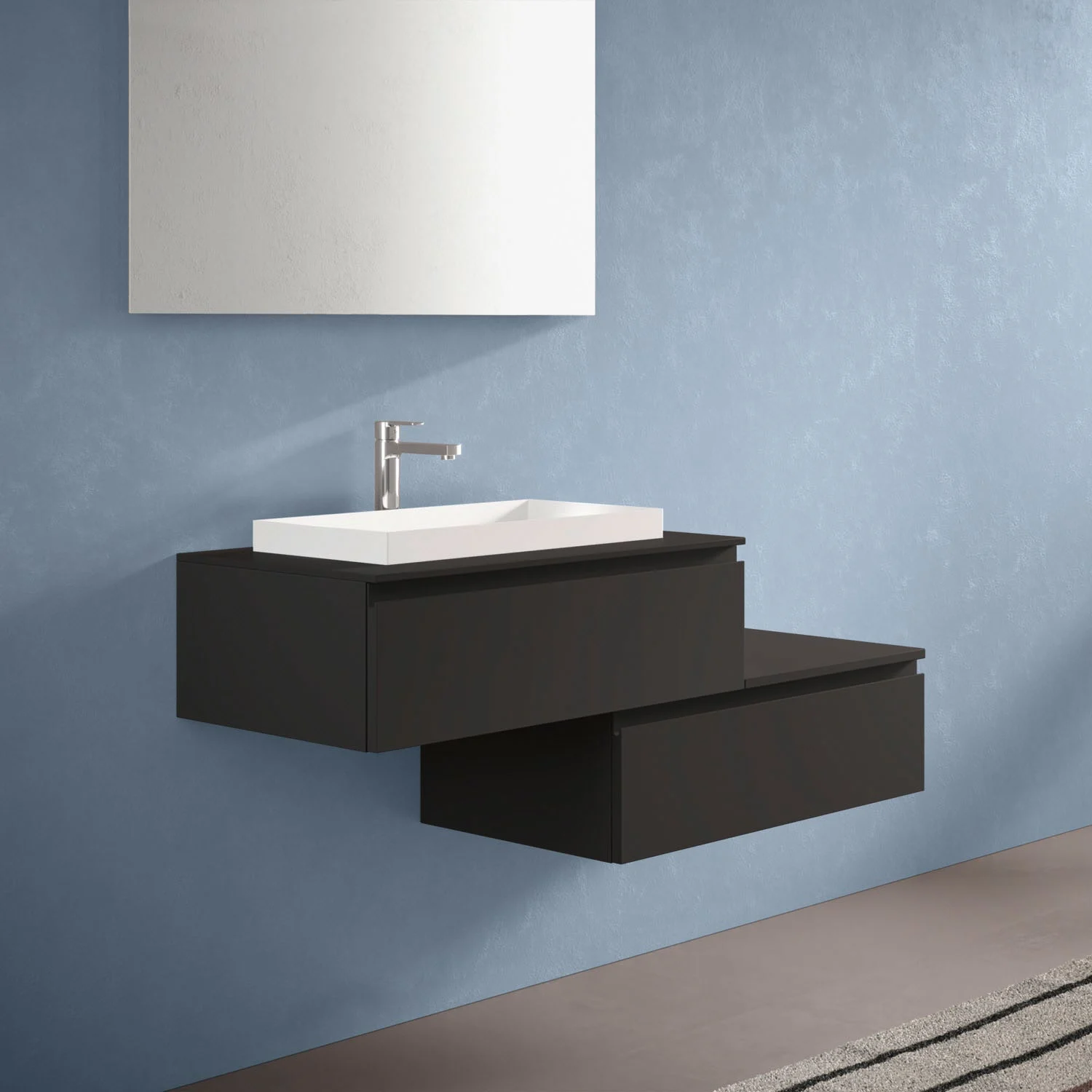 Czarna umywalka z lustrem na niebieskiej ścianie, Progettobagno
