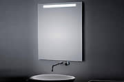 Spiegel mit LED-Oberbeleuchtung